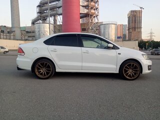 2015 Volkswagen Polo V Рестайлинг, белый, 900000 рублей, вид 3