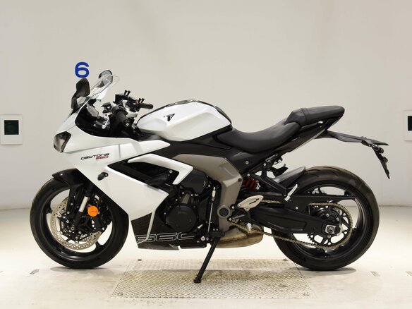 2024 Triumph Daytona 660, белый, 850000 рублей - вид 4