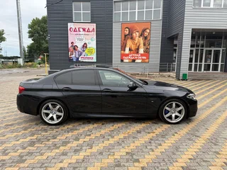 2016 BMW 5 серии 550i xDrive VI (F10/F11/F07) Рестайлинг, синий, 2900000 рублей, вид 4