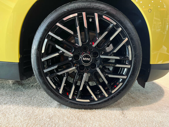 2025 Mini Hatch Cooper Electric SE IV (F65/F66/J01), жёлтый, 5590000 рублей - вид 22