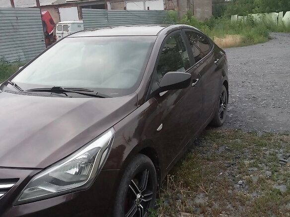 2015 Hyundai Solaris I Рестайлинг, коричневый, 880000 рублей - вид 2