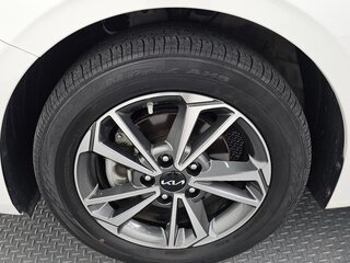 2024 Kia K3 II Рестайлинг, белый, 1950000 рублей, вид 5