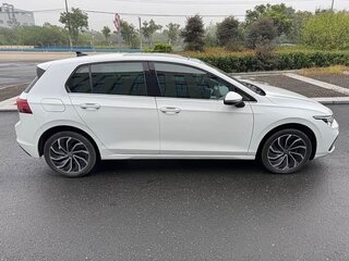 2023 Volkswagen Golf VIII, белый, 1518401 рублей, вид 5