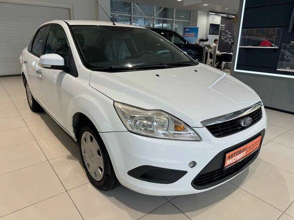 2011 Ford Focus II Рестайлинг, белый - вид 2
