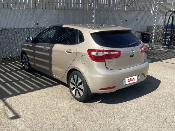 2013 Kia Rio 4-speed III, бежевый, 1020000 рублей - вид 1