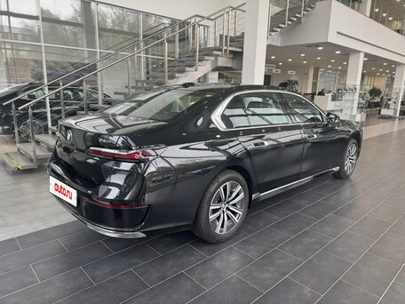2025 BMW 7 серии 740i xDrive VII (G70), чёрный, 13200000 рублей, вид 3