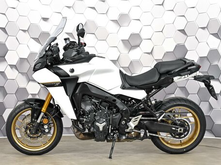 2023 Yamaha MT-09 Tracer (FJ-09), белый, 1227000 рублей, вид 4