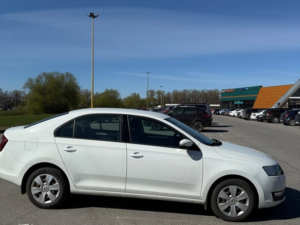 2018 Skoda Rapid I Рестайлинг, белый, 1400000 рублей - вид 3