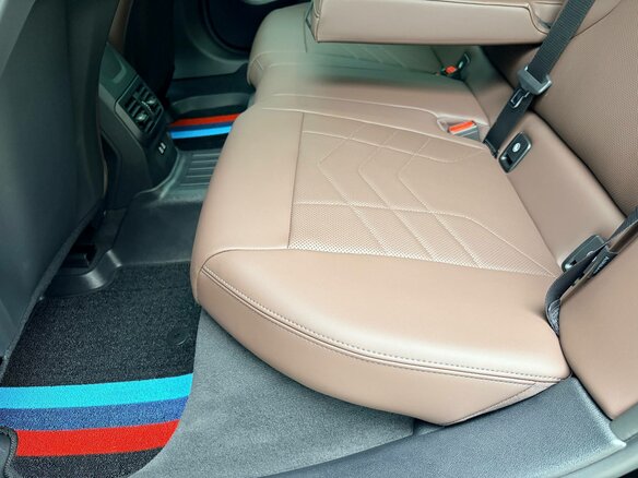 2025 BMW 1 серии 120i IV (F70), чёрный, 4990000 рублей - вид 30