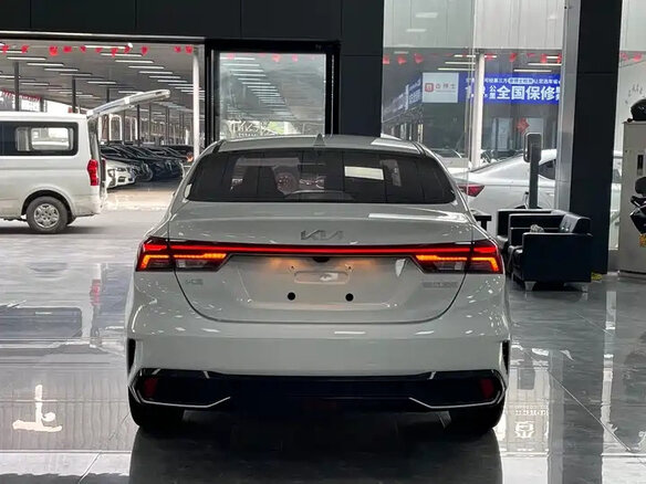 2023 Kia K3 II (China Market) Рестайлинг, белый - вид 3