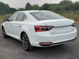 2025 Skoda Superb III Рестайлинг, белый, 3000000 рублей, вид 4