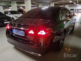 2025 Mercedes-Benz E-Класс 200 VI (W214, S214), чёрный, 8000000 рублей, вид 3