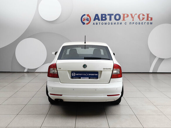 2011 Skoda Octavia II (A5) Рестайлинг, белый - вид 3