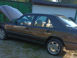 1987 Mercedes-Benz W124 230, коричневый, 3900000 рублей, вид 3