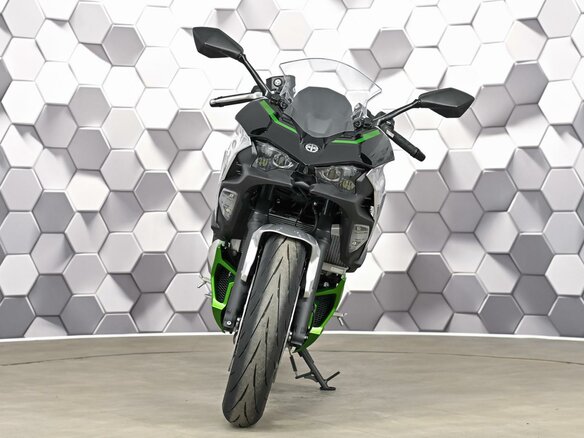 2025 Kawasaki Ninja 7, серебристый, 869000 рублей - вид 4