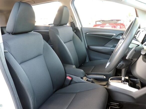 2020 Honda Fit III Рестайлинг, белый, 1055000 рублей - вид 11
