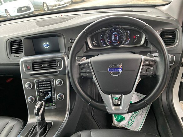 2015 Volvo V60 I Рестайлинг, белый, 1850000 рублей - вид 9