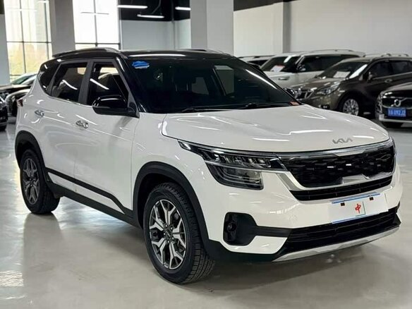 2022 Kia KX3, белый, 1450000 рублей - вид 2