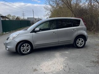 2013 Nissan Note I Рестайлинг, серебристый, 680000 рублей, вид 3