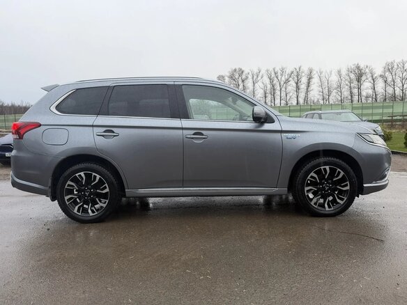 2016 Mitsubishi Outlander PHEV III Рестайлинг 2, серый, 2500000 рублей - вид 7