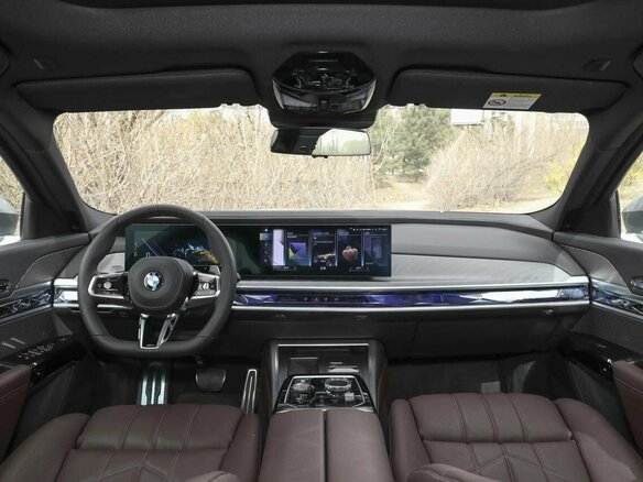 2025 BMW 7 серии 740i xDrive VII (G70), красный, 16760000 рублей - вид 10