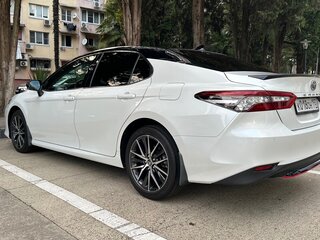 2022 Toyota Camry VIII (XV70) Рестайлинг, белый, 3199000 рублей, вид 4
