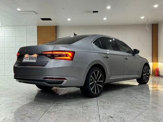 2023 Skoda Superb III Рестайлинг, серебристый, 2050000 рублей, вид 3