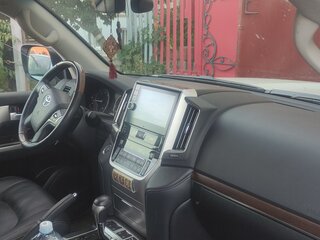 2019 Toyota Land Cruiser 200 Series Рестайлинг 2, белый, 9990000 рублей, вид 4