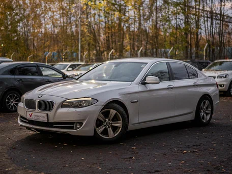 2013 BMW 5 серии 520i VI (F10/F11/F07), белый, 1444000 рублей, вид 1
