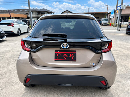 2022 Toyota Yaris IV, коричневый, 1050000 рублей, вид 5