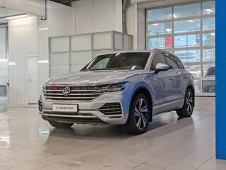 2021 Volkswagen Touareg III, серебристый, 6833000 рублей, вид 3