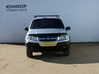 2010 Chevrolet Niva I Рестайлинг, серебристый, 299000 рублей, вид 3