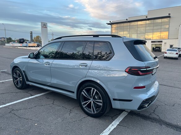 2022 BMW X7 40i I (G07) Рестайлинг, серый - вид 5