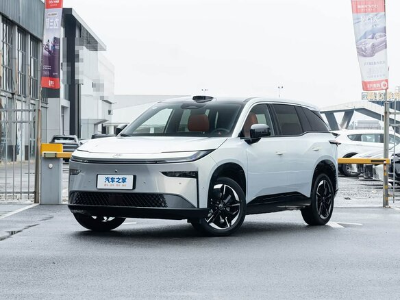 2026 Toyota bZ3X 58.3 kWh, серый, 2895000 рублей