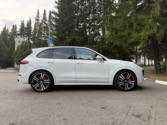 2015 Porsche Cayenne GTS II Рестайлинг (958), белый, 3780000 рублей - вид 3
