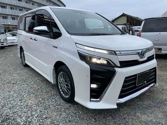 2021 Toyota Voxy III (R80) Рестайлинг, белый, 1766000 рублей