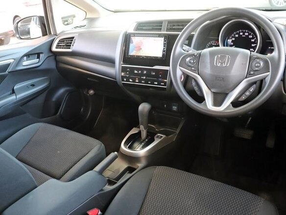 2020 Honda Fit III Рестайлинг, белый, 1055000 рублей - вид 12