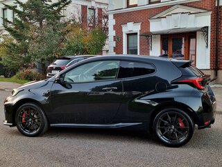 2023 Toyota Yaris IV, чёрный, 4150000 рублей, вид 2