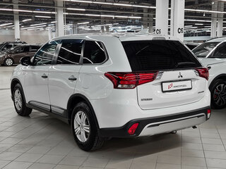2019 Mitsubishi Outlander III Рестайлинг 3, белый, 1799000 рублей, вид 4