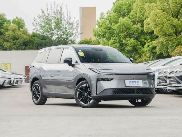 2026 Toyota bZ3X 58.3 kWh, серый, 2650000 рублей - вид 2