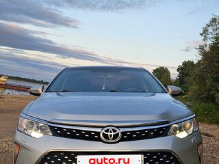 2017 Toyota Camry VII (XV50) Рестайлинг, серебристый, 2249999 рублей, вид 2