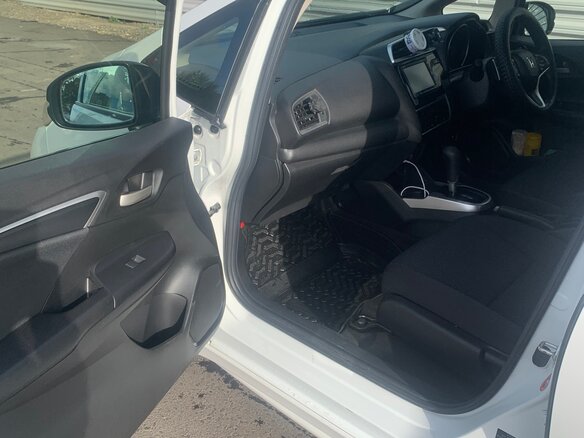 2019 Honda Fit III Рестайлинг, белый, 1275000 рублей - вид 18