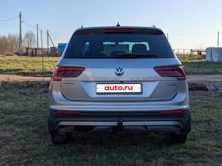 2017 Volkswagen Tiguan II, серебристый, 2440000 рублей, вид 4