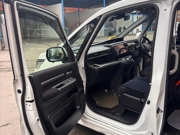 2018 Honda Stepwgn Spada V Рестайлинг, белый, 2450000 рублей - вид 4