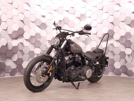 2018 Harley-Davidson Street Bob, серый, 1175000 рублей, вид 2