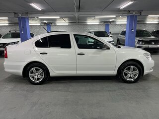 2011 Skoda Octavia II (A5) Рестайлинг, белый, 729000 рублей, вид 4
