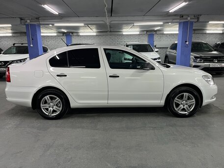 2011 Skoda Octavia II (A5) Рестайлинг, белый, 729000 рублей, вид 4