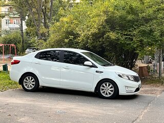 2013 Kia Rio 4-speed III, белый, 950000 рублей, вид 2