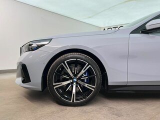 2026 BMW 5 серии 530i xDrive VIII (G60/G61/G68), серый, 10075000 рублей, вид 5