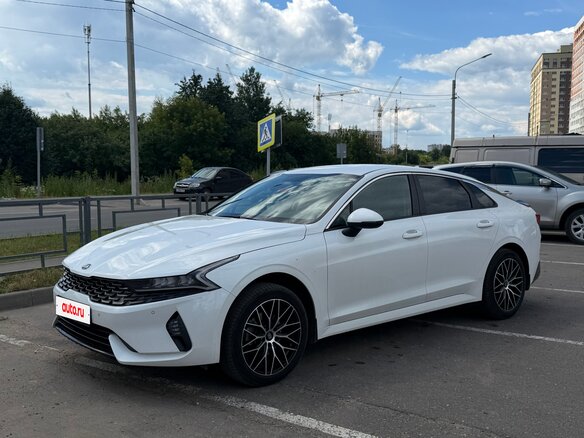 2021 Kia K5 III, белый - вид 1